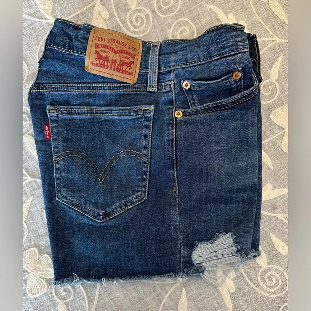 Levi’s Distressed High Rise Shorts - Picture 2 of 11
